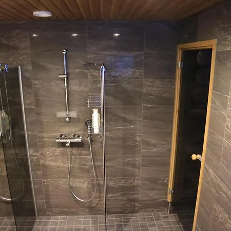 Rukan Salonki * Ruka